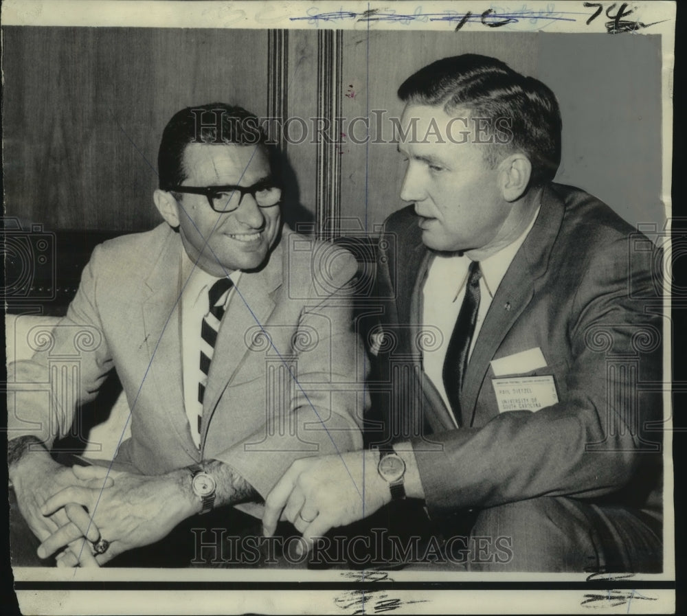 1969 Press Photo Joe Paterno chats with Paul Dietzel at NCAA Convention.-Historic Images