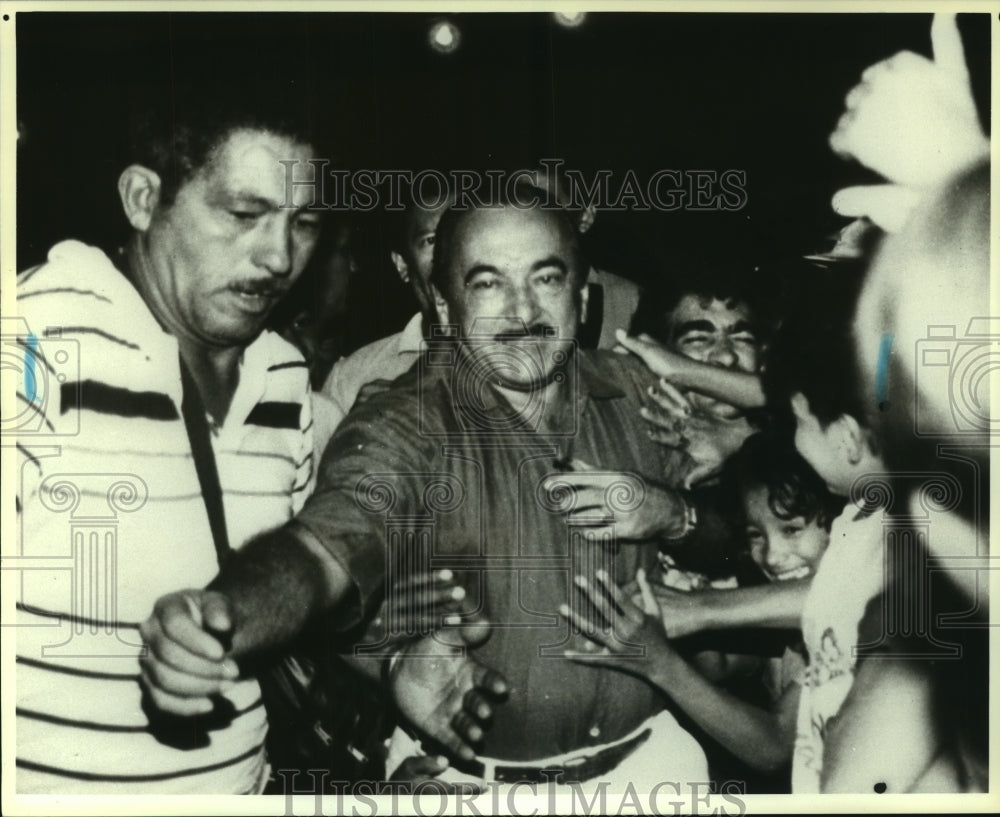 1990 Press Photo Governor of Amazonas State, Brazil, Mobbed by Supporters - Historic Images