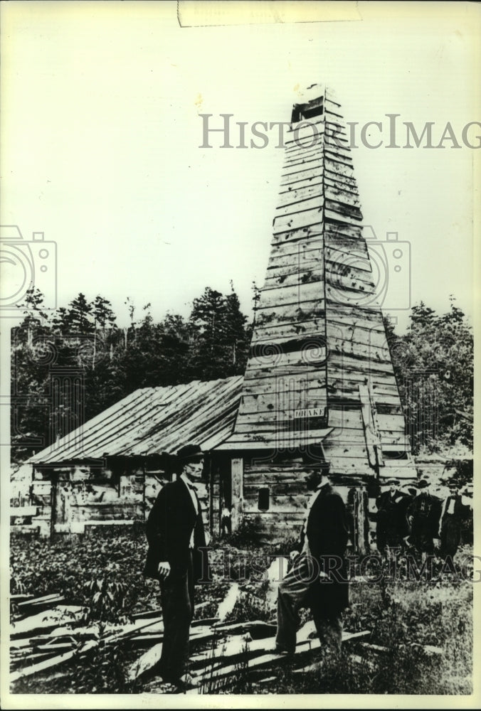 1991 Press Photo Edwin Drake &amp; Friend in Front of Oil Well, Pennsylvania - Historic Images