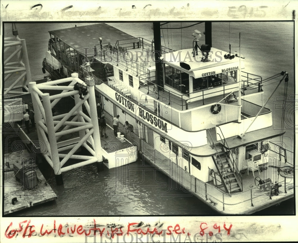 1982 The steamboat Cotton Blossom visits the landing platform - Historic Images