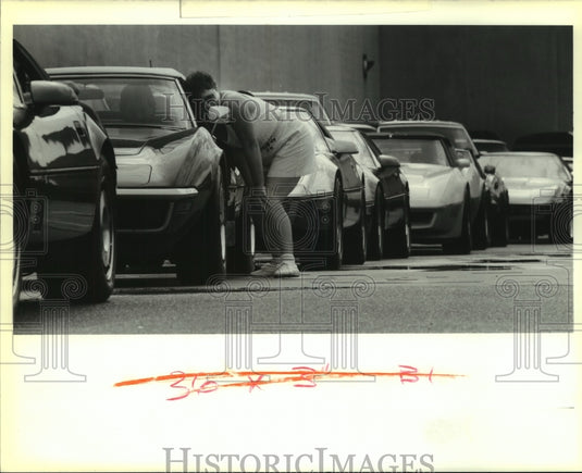 1989 Press Photo Linda Upton glances in a mirror at a Corvette convetion - Historic Images
