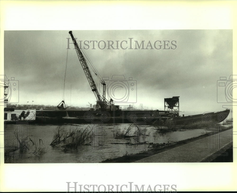 1995 Press Photo A work crew raises a half sunk barge in the Mississippi River - Historic Images