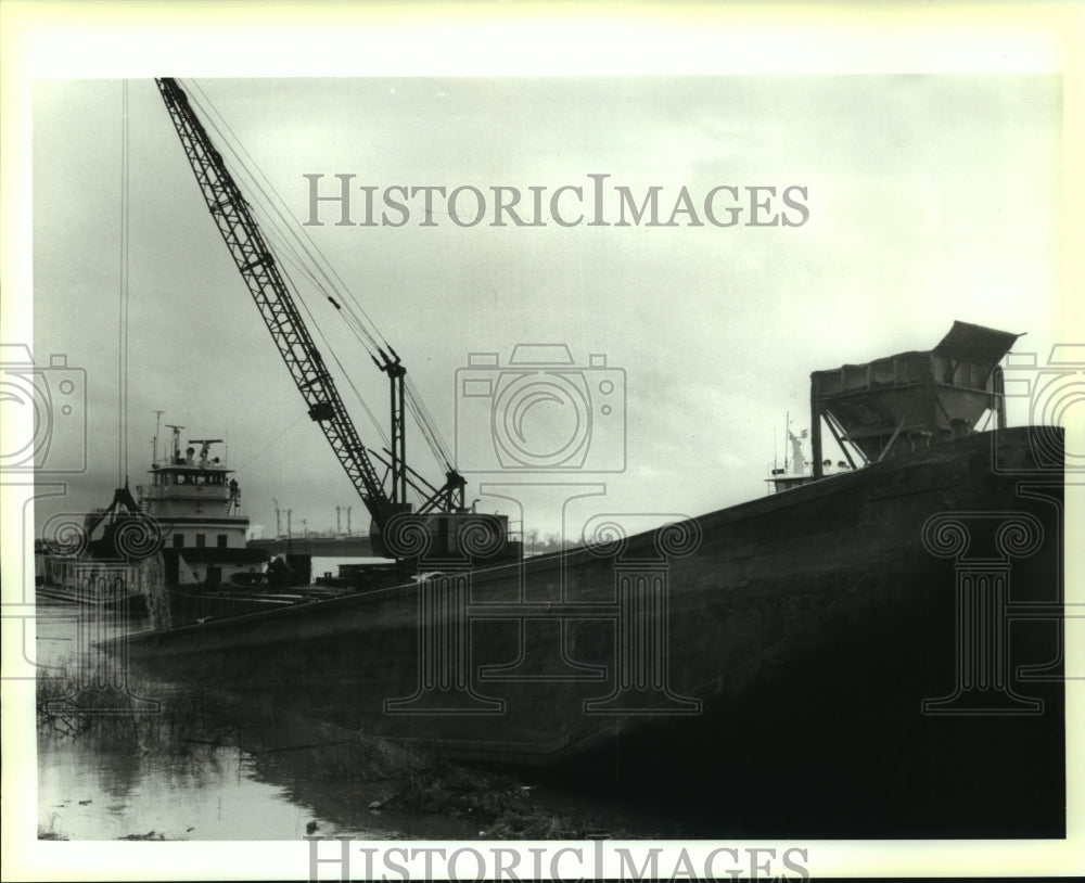 1995 Press Photo A crew raises a half sunk barge from the Mississippi River - Historic Images