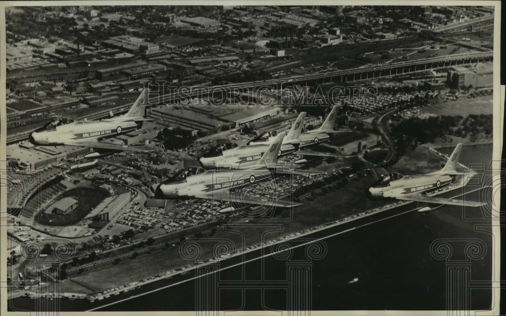 1963 Press Photo The famous Royal Canadian Air Force Golden Hawks over Toronto - Historic Images