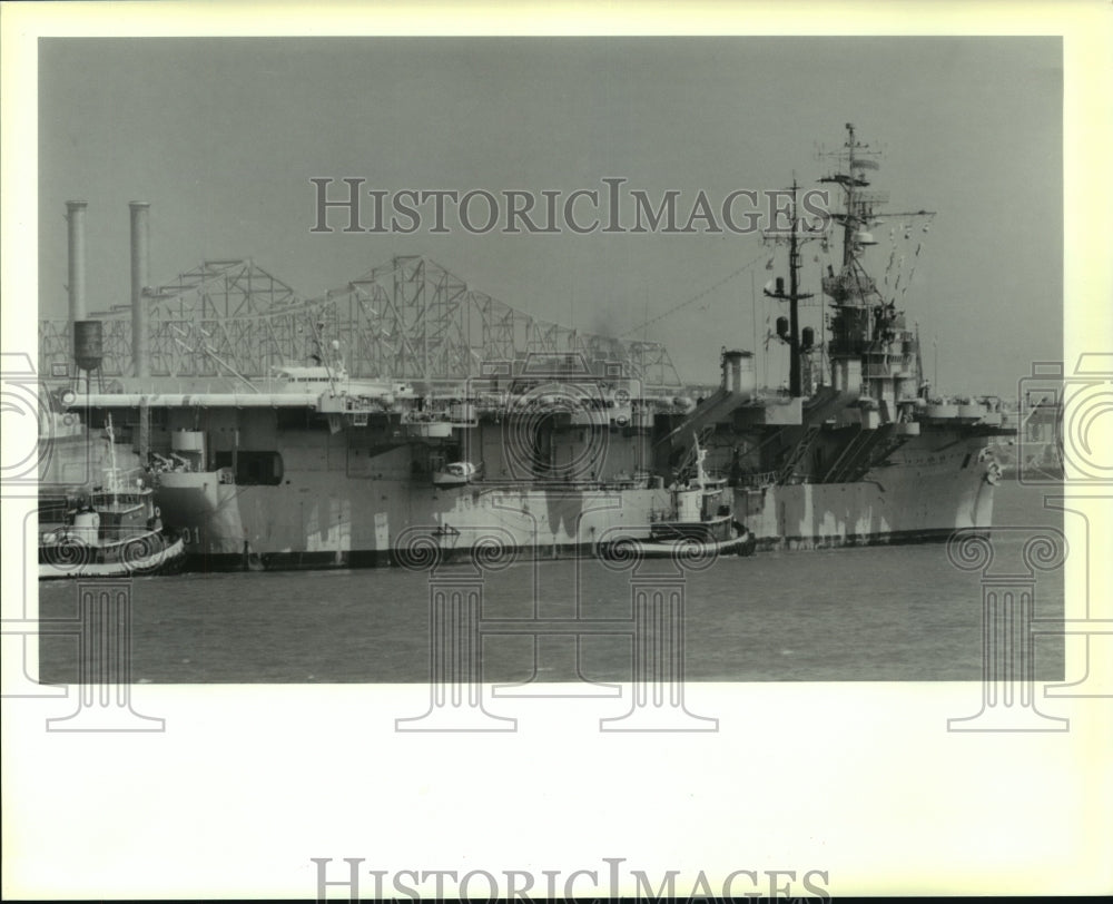 1989 Press Photo Aircraft carrier Cabot/Dedalo is towed to St. Andrew St. Wharf - Historic Images