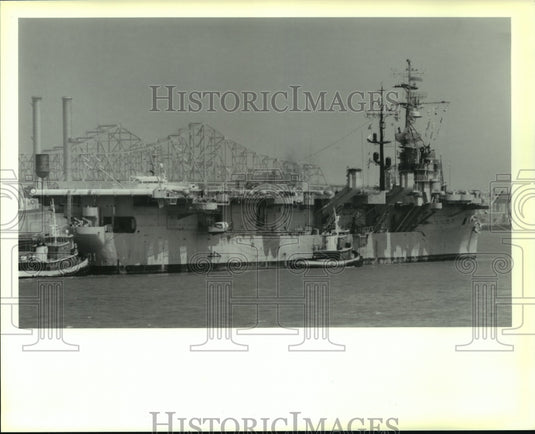 1989 Press Photo Aircraft carrier Cabot/Dedalo is towed to St. Andrew St. Wharf - Historic Images