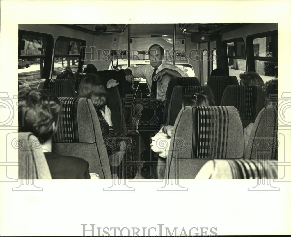 1987 Press Photo Tourists prepare to enjoy a bust tour of New Orleans - Historic Images