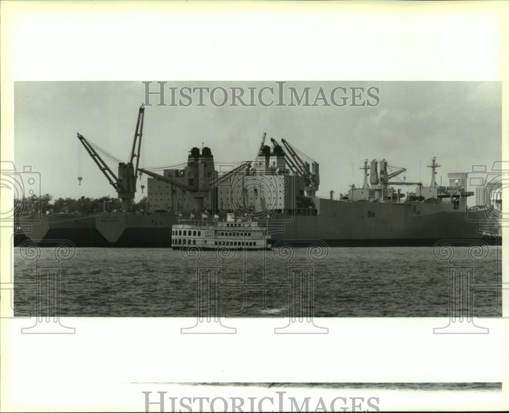 1995 Press Photo The Cajun Queen river tour boat passes ships on the West Bank - Historic Images