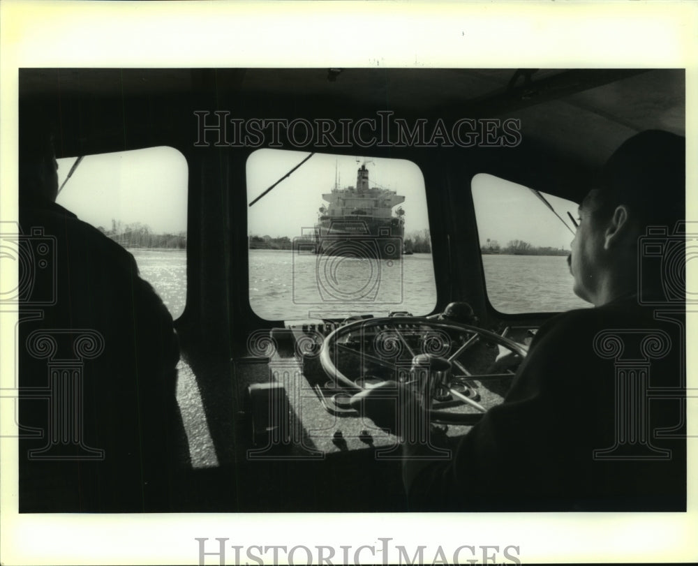 1992 Press Photo Capt. Ernest Bernard of Port Ship Service heads to Ocean Wind - Historic Images