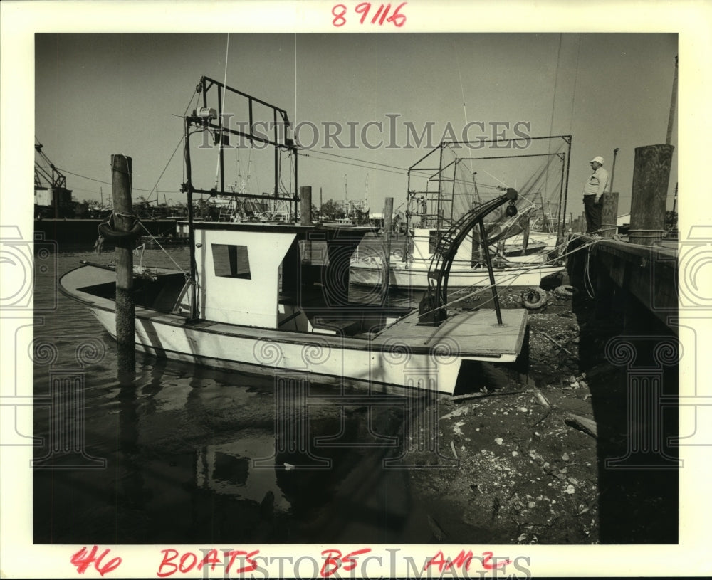 1988 Press Photo Jimmy Dixon checks boats on the docks at Bayou Bienvenue - Historic Images