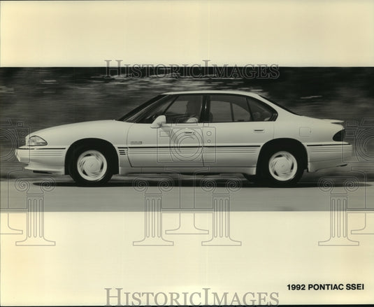 1992 Press Photo The new 1992 Pontiac SSEI out on the road - Historic Images