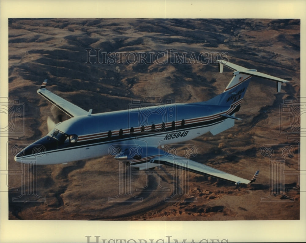 Press Photo A Beech 1900D plane, 19-passenger twin-engine aircraft in flight - Historic Images