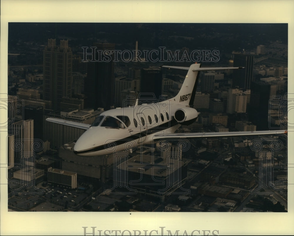 Press Photo The Beechjet 400A, a small twin-jet aircraft flies over Atlanta - Historic Images