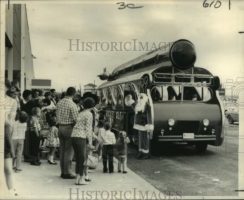 Press Photo Santa Claus greets children in Lakewood shopping Center - Historic Images