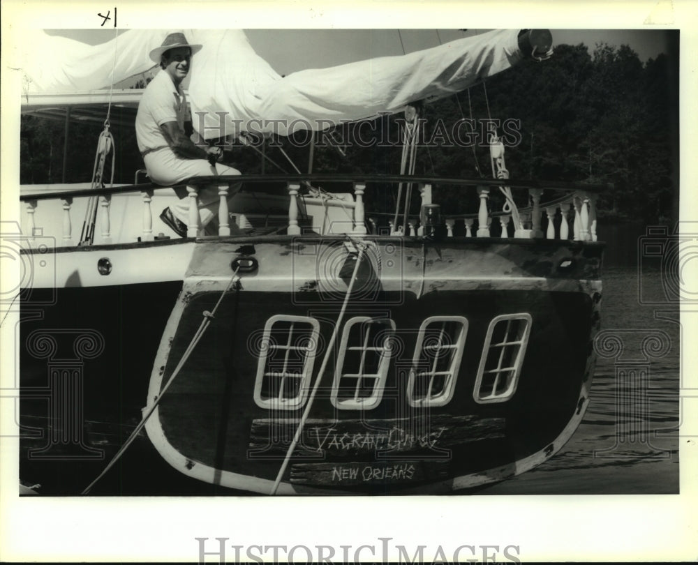 1990 Press Photo Tracy Chapman relaxes on the back of his boat, &quot;Vagrant Gipsy&quot; - Historic Images