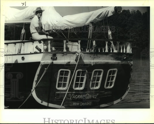 1990 Press Photo Tracy Chapman relaxes on the back of his boat, "Vagrant Gipsy" - Historic Images
