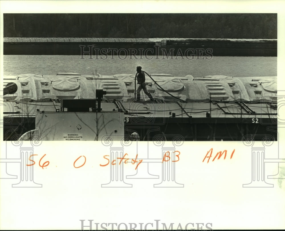 1988 Press Photo A worker on the Mississippi River walks on barges at CGB Marine - Historic Images