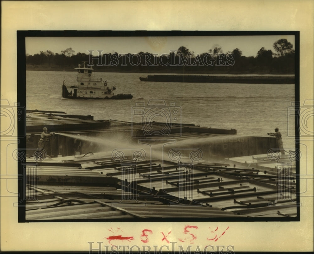 1989 Press Photo Workmen wash down barges docked at Triangle Fleeting Corp - Historic Images