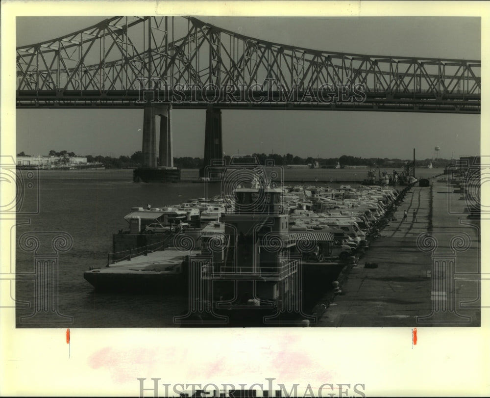 1989 Press Photo Barges full of RV&#39;s docked at the Riverwalk, prepare for voyage - Historic Images