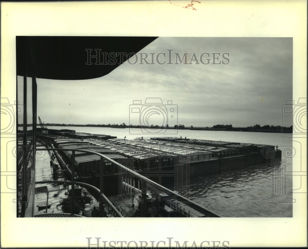 1989 Press Photo Barges tied up at the Triangle Fleeting Co. in the Edgard area - Historic Images