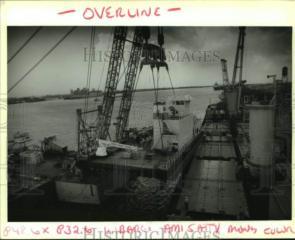 1993 Press Photo A 475 ton barge is lifted onto a steamship, the Winter Star - Historic Images