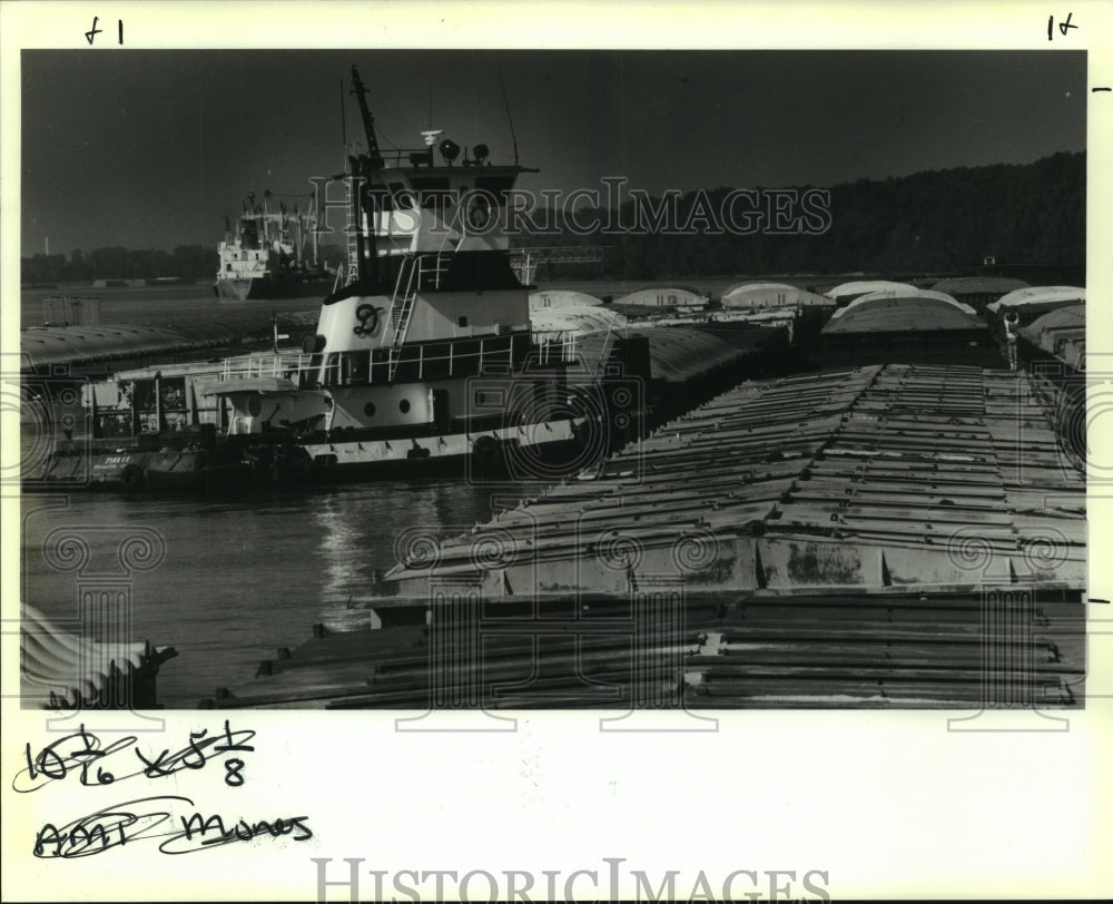 1990 Press Photo A Grain &amp; Barge Co. tug pushes barges of grain together - Historic Images