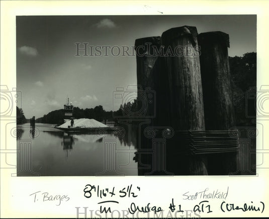 1993 Press Photo A tugboat pushes a barge across the water - Historic Images