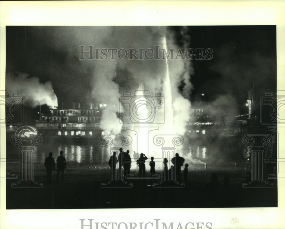1994 Press Photo The Delta Steamboat Co. holds their 7th annual bonfire lighting - Historic Images