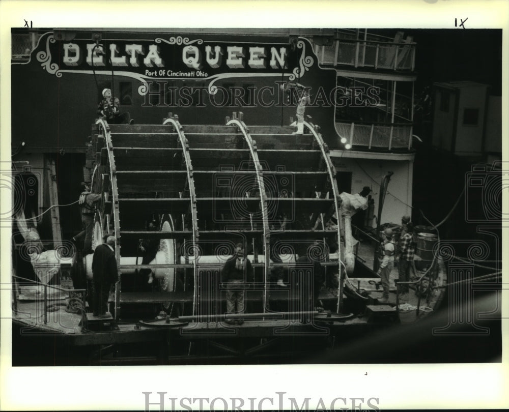 1994 Press Photo The Delta Queen's 44 ton Paddle wheel is removed for repairs - Historic Images