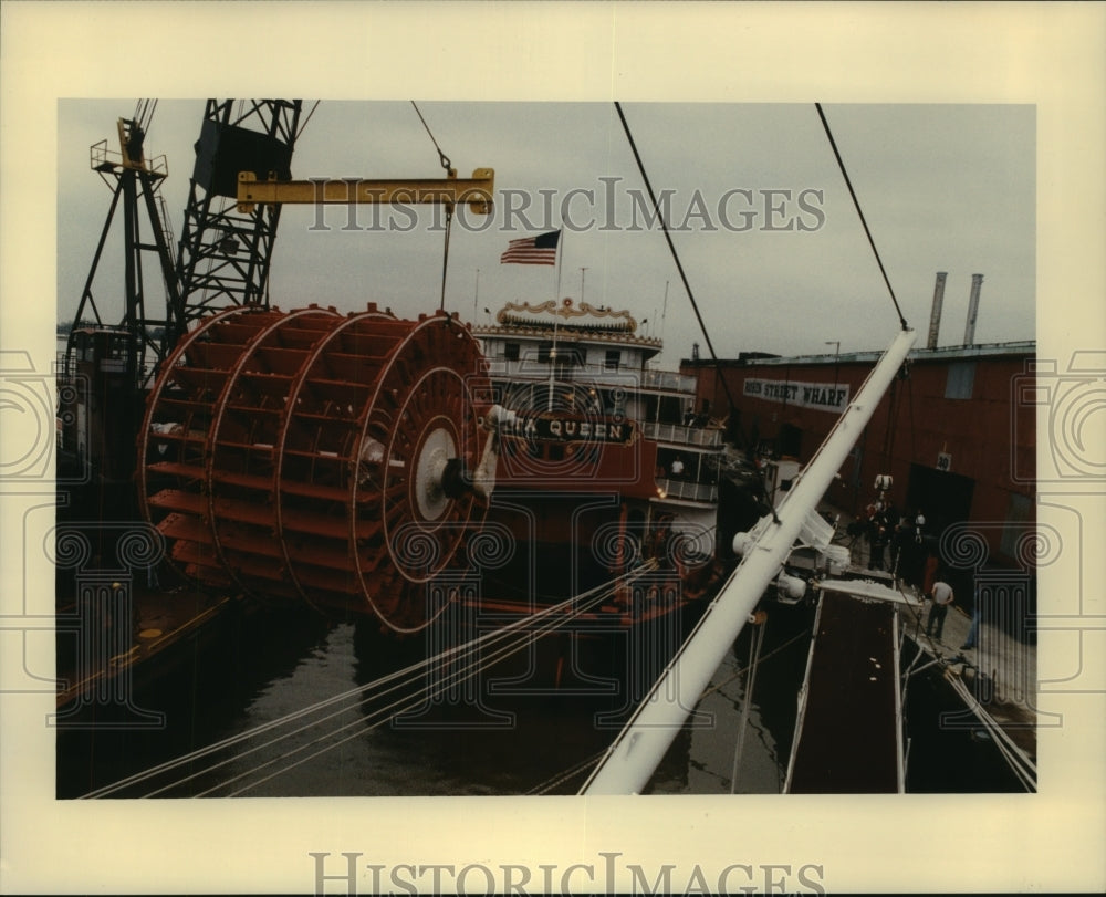 1995 Press Photo The Delta Queen&#39;s large paddle wheel is removed for servicing - Historic Images