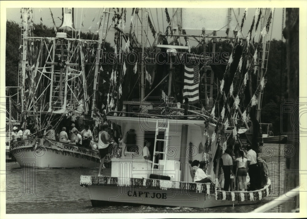 1993 Press Photo Fishing boats gather for the Delacroix Island Boat Blessings - Historic Images