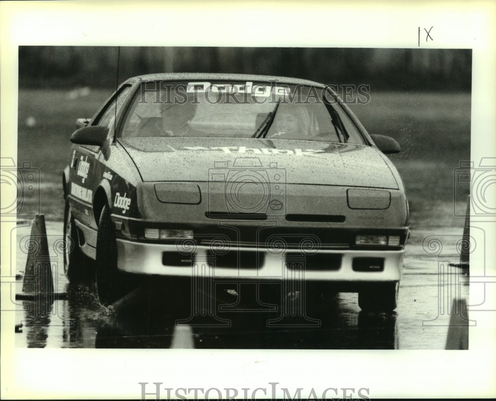 1990 Press Photo A student drives a Dodge drunk driving simulator vehicle - Historic Images