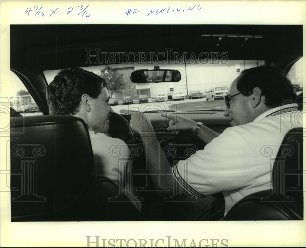 1989 Press Photo Driver&#39;s Ed. student Chris Miller gets driving instructions - Historic Images