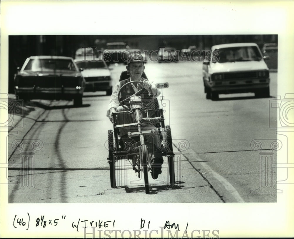 1990 Press Photo Gary Circle pedals his six-speed tricycle down Franklin Blvd. - Historic Images