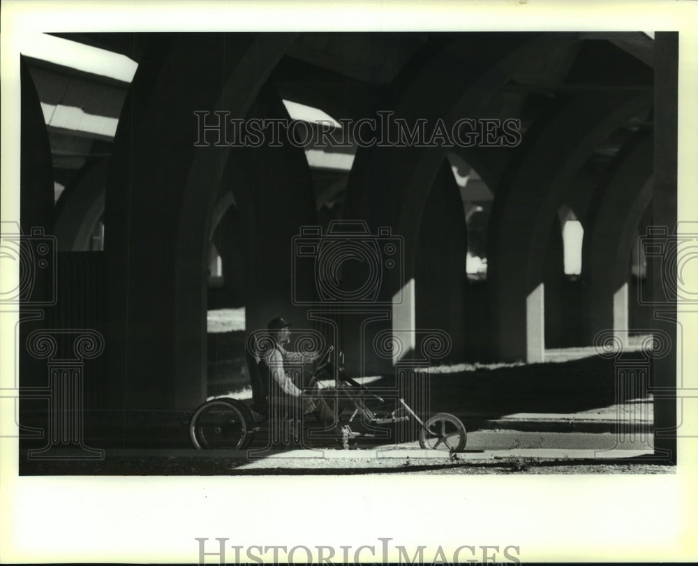 1990 Press Photo Gary Circle rides his modified 3-wheel six-speed bicycle - Historic Images