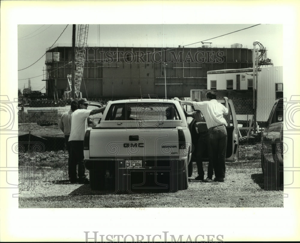 1995 Press Photo Workers congregate by a gambling boat under construction - Historic Images