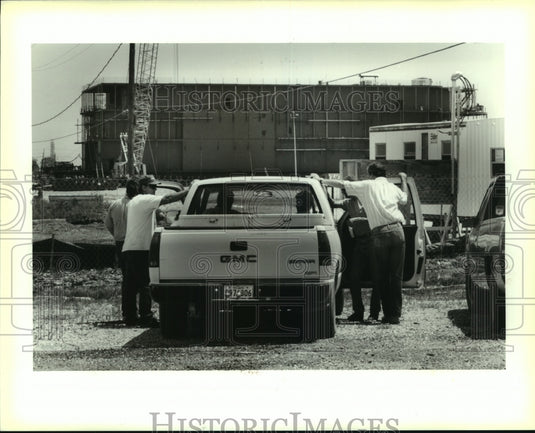 1995 Press Photo Workers congregate by a gambling boat under construction - Historic Images