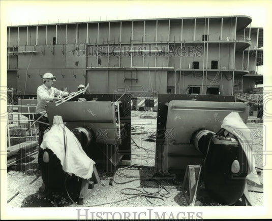 1995 Press Photo Workers complete "Z-Drive's" for the Circus Circus Casino boat - Historic Images