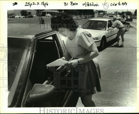 1995 Press Photo Lucy Alilhengue petitions for the Circus Circus casino boat - Historic Images