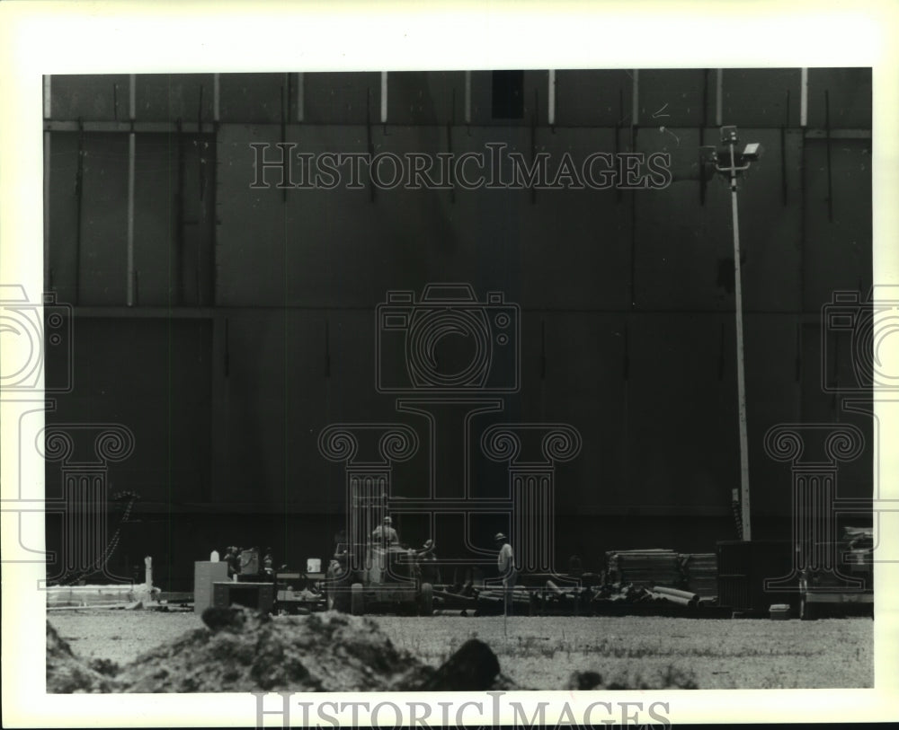 1995 Press Photo A small crew works at the Circus-Circus casino boat site - Historic Images