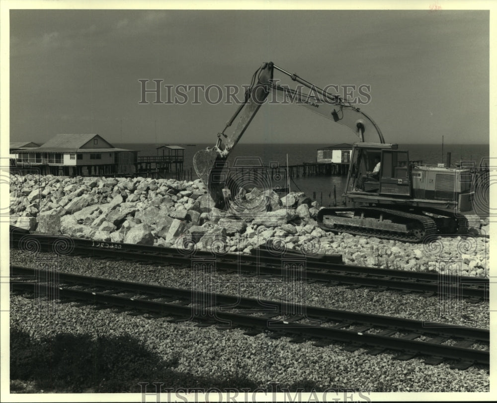 1986 Press Photo Rocks are moved by the railroad tracks, Citrus Lakefront Levee - Historic Images