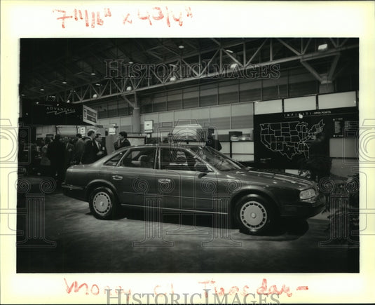 1989 Press Photo The new four-door Infiniti Q45 Nissan on display at a car show - Historic Images