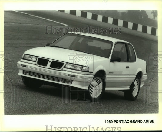 1989 Press Photo The new two-door 1989 Pontiac Grand AM SE on the track - Historic Images