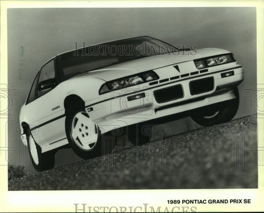1989 Press Photo A frontal view of a new 1989 Pontiac Grand Prix SE automobile - Historic Images