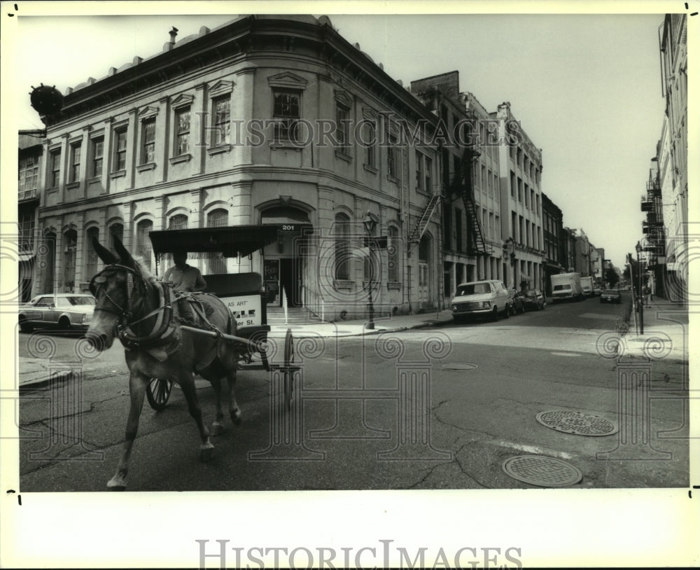 1992 Press Photo A street scene at the intersection of Decatur &amp; Iberville - Historic Images