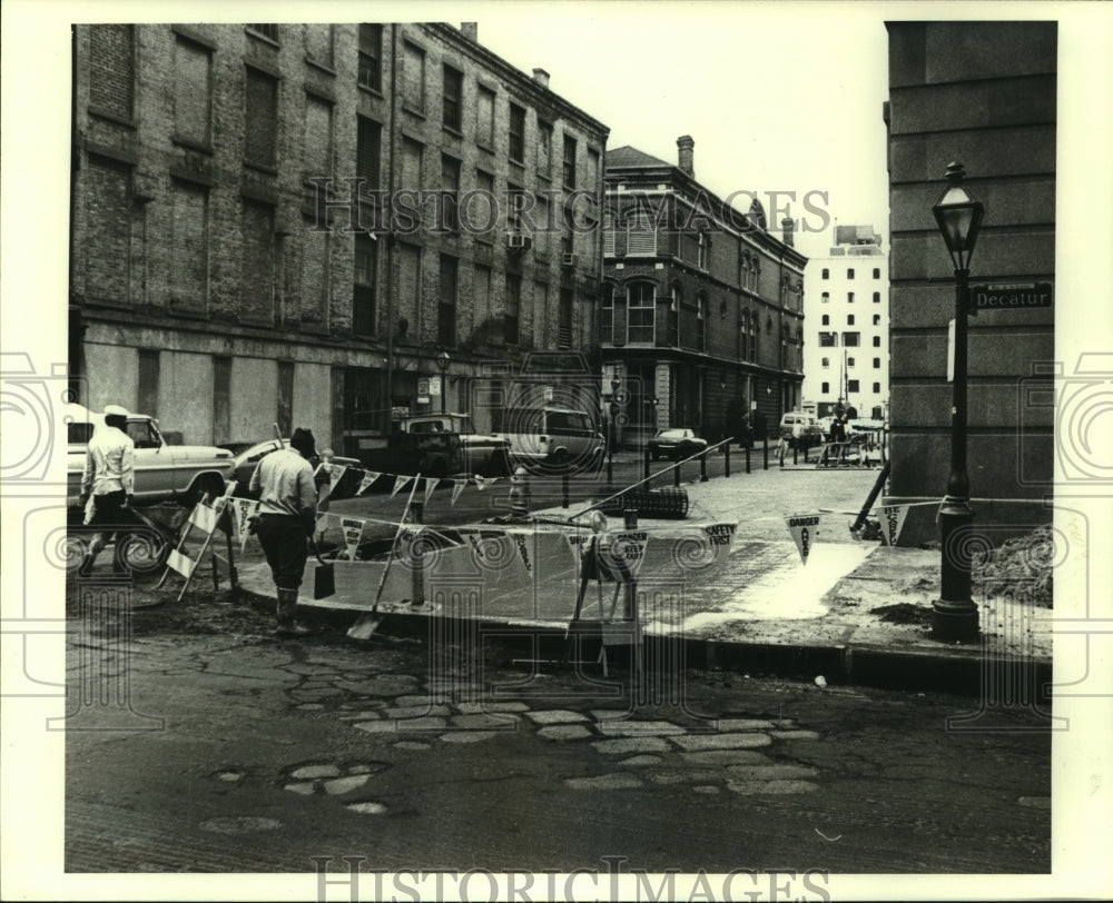 1980 Press Photo Workers put up flags and construction signs on Decatur Street - Historic Images