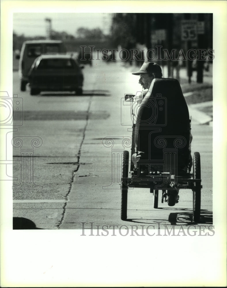 1990 Press Photo Gary Circle rides his three-wheeled bike up Franklin Blvd. - Historic Images