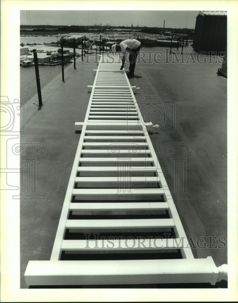 1995 Press Photo Richard Rogers works on new railings for a Casino boat - Historic Images