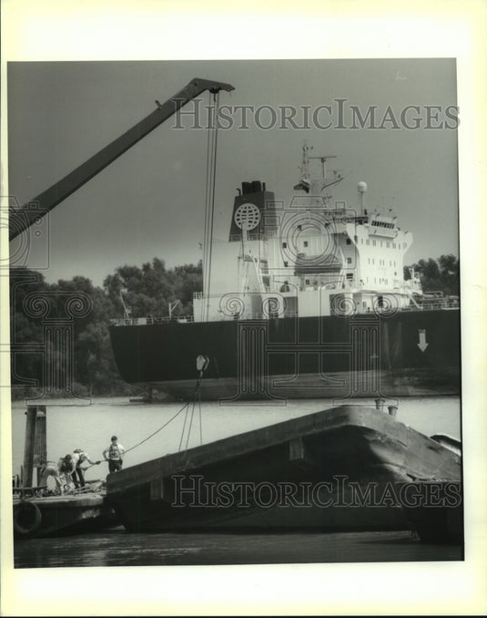 1993 Press Photo Workers raise a barge that sank in the Mississippi River - Historic Images