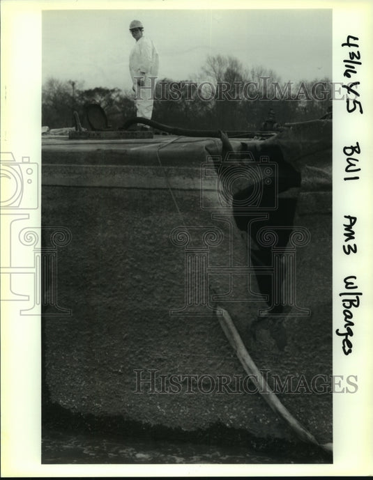 1993 Press Photo An OHM corporation employee stands on "The Natchez" barge - Historic Images